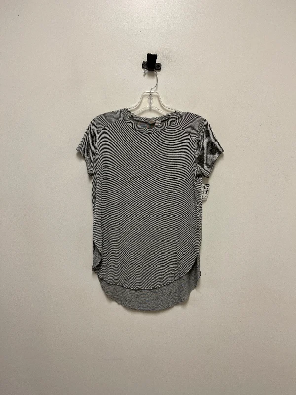 Top Short Sleeve By Melrose And Market In Grey, Size: Xs